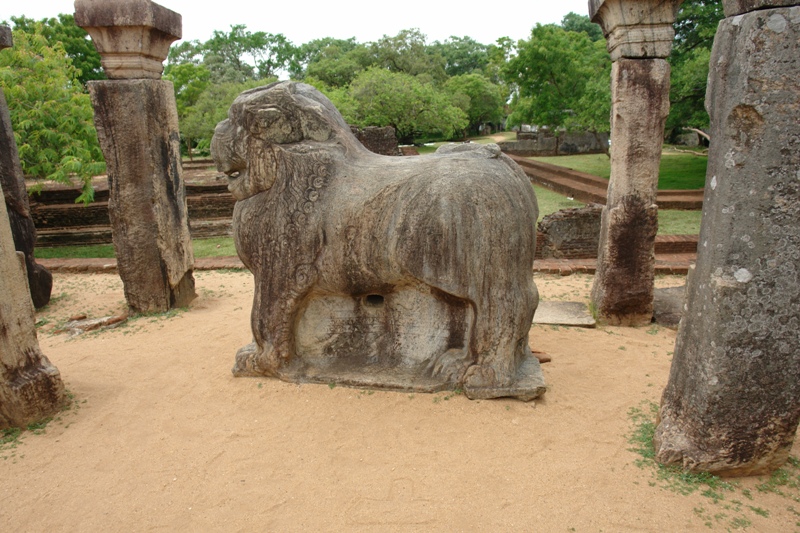     -. , - (Second capital ruler’s summer house Polonnaruwa, Sri-Lanka)